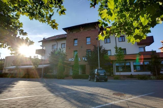 Sladkovicovo Hotel Tevel מראה חיצוני תמונה