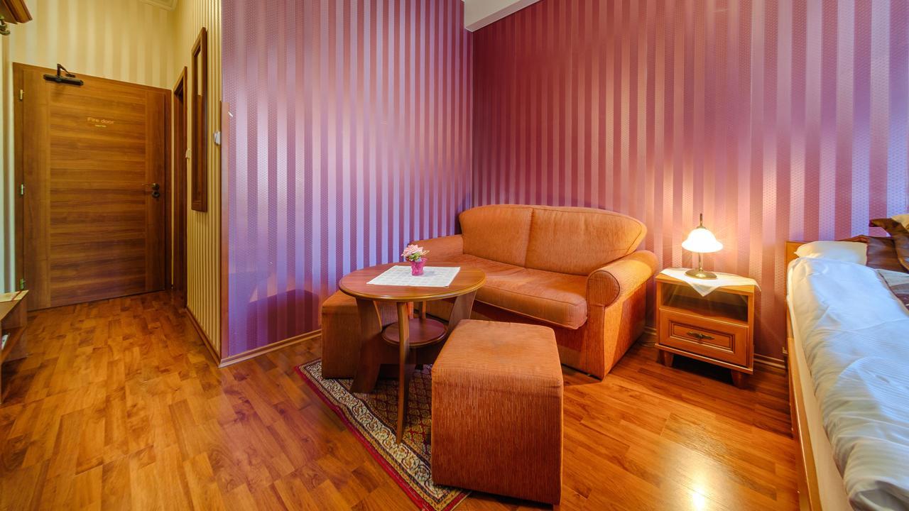 Sladkovicovo Hotel Tevel מראה חיצוני תמונה