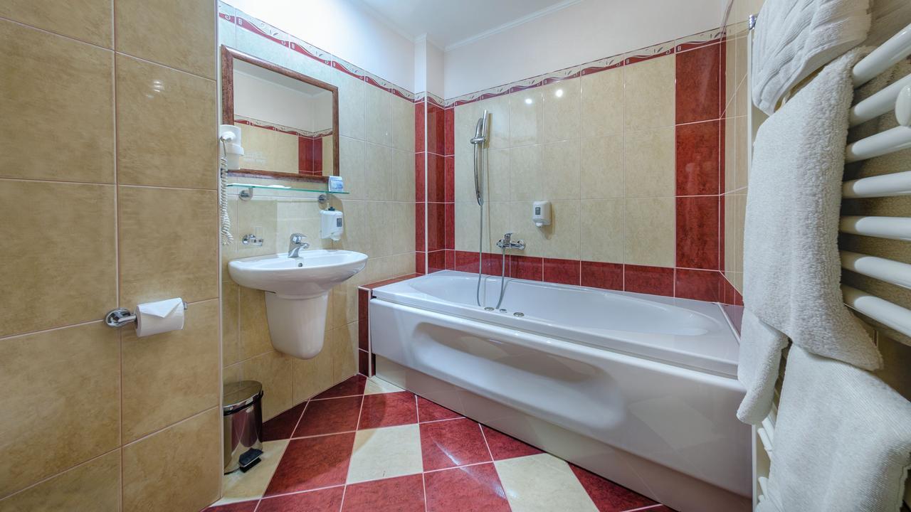 Sladkovicovo Hotel Tevel מראה חיצוני תמונה