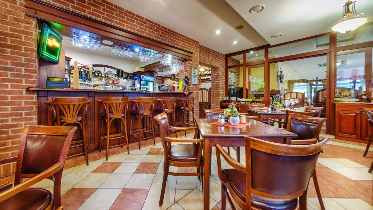 Sladkovicovo Hotel Tevel מראה חיצוני תמונה