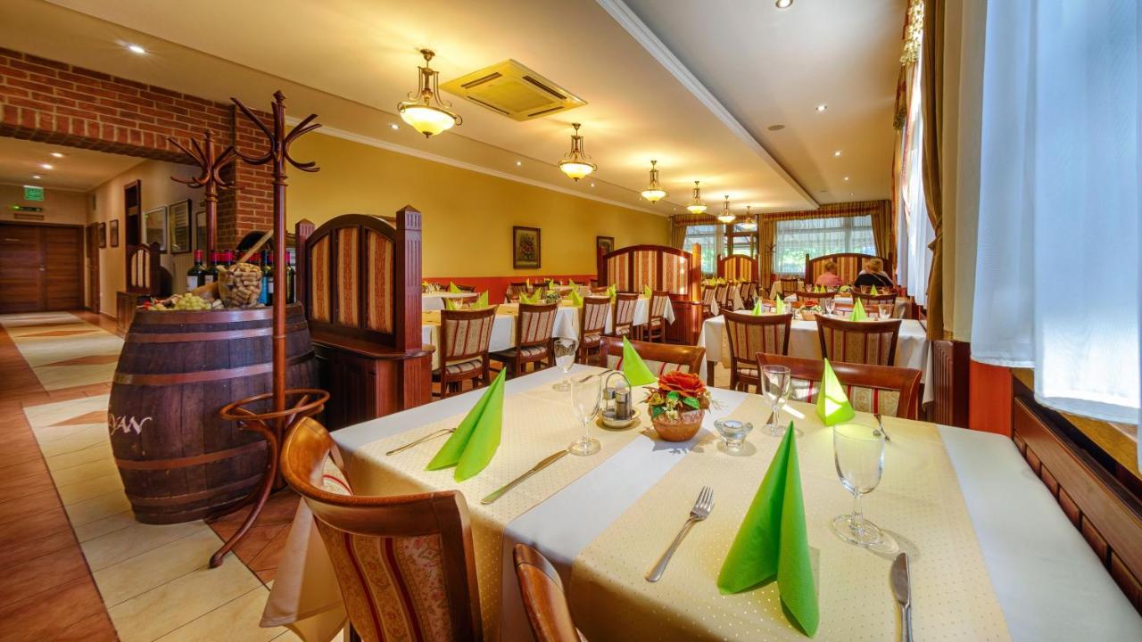 Sladkovicovo Hotel Tevel מראה חיצוני תמונה