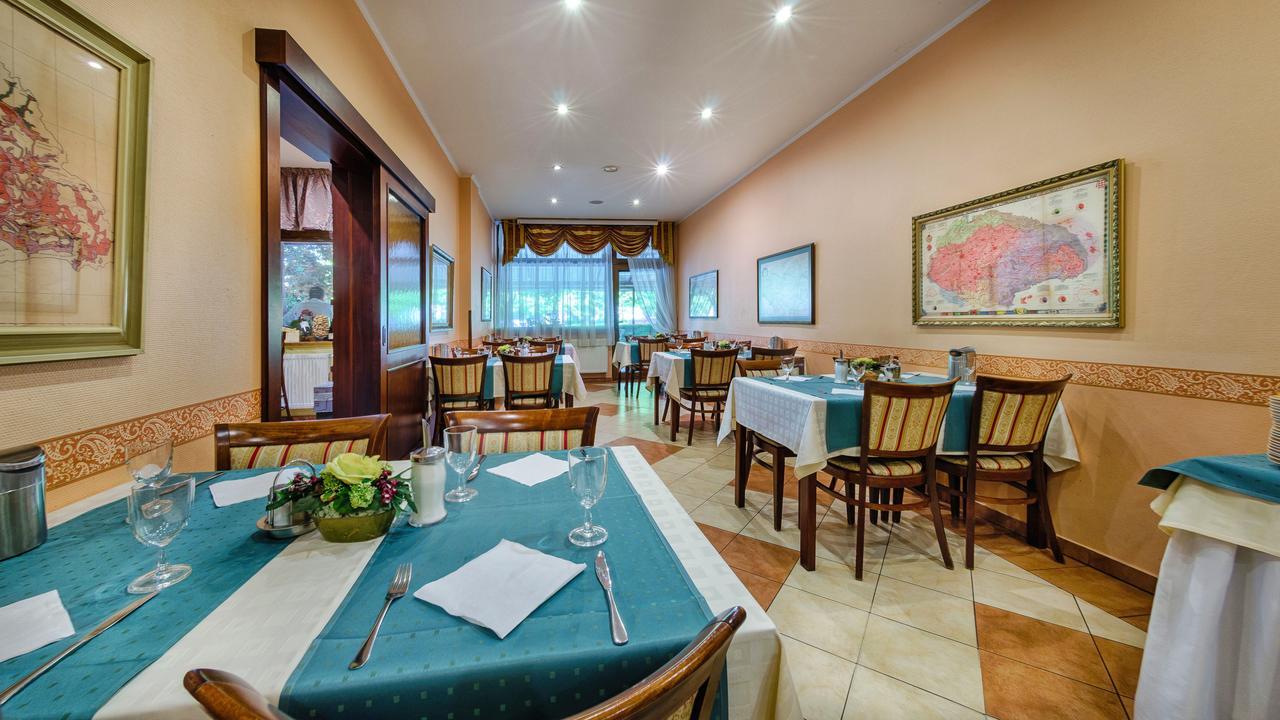 Sladkovicovo Hotel Tevel מראה חיצוני תמונה