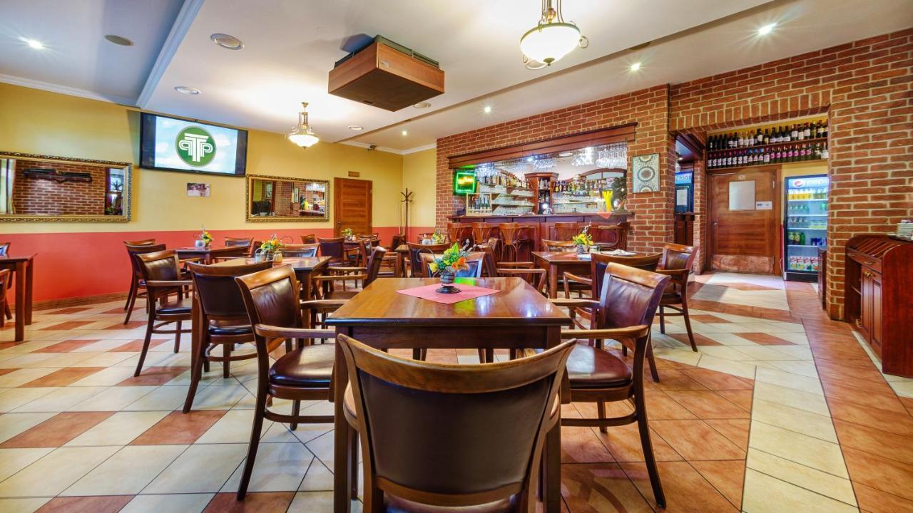 Sladkovicovo Hotel Tevel מראה חיצוני תמונה
