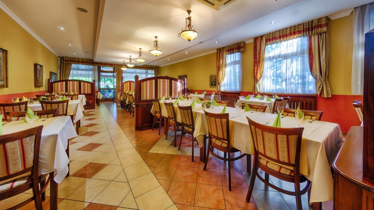 Sladkovicovo Hotel Tevel מראה חיצוני תמונה